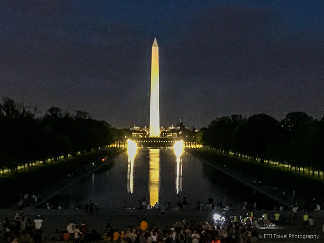 the washington monument at night