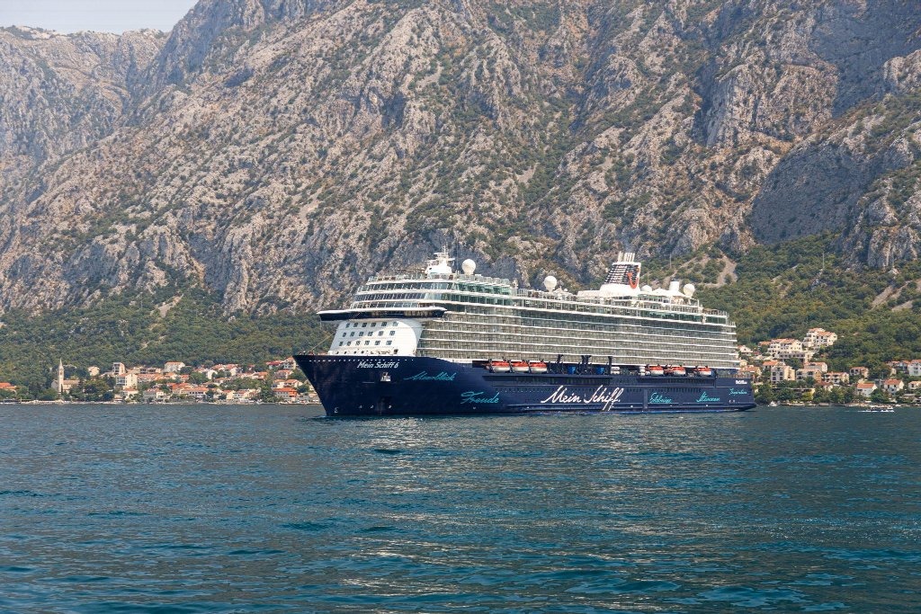 antarctic cruise ship